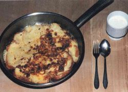 Breznsuppn mit Semmeln, Knoblauch, Pinzgauer Käse, Wasser